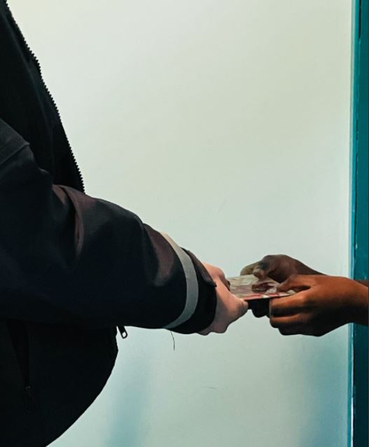 Un donateur anonyme a offert 8 cartes cadeaux dans une épicerie et tenait à ce que les agents du <a href="/PoliceSPAL/">Service de police de l'agglomération de Longueuil</a> les remettent à des familles dans le besoin sur le territoire de l’agglomération de Longueuil. Ce geste a été très apprécié par les 8 familles sélectionnées.😀