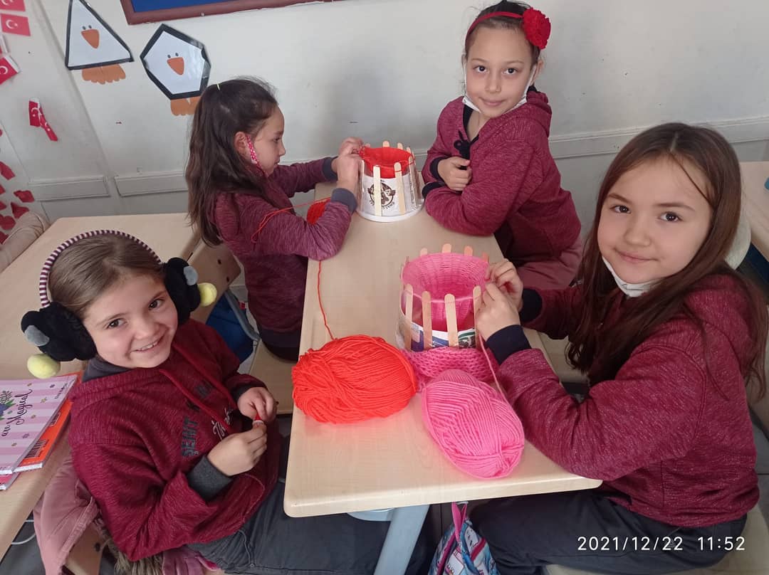 sehitrahmi's tweet photo. #bigep "Kardeşlik Sınır Tanımaz" projemiz kapsamında; 3A sınıfı Öğretmenimiz Ümit Aramaz öncülüğünde öğrencilerimiz,Kars Akkaya ilçesindeki kardeşleri, arkadaşları için kendi ördükleri atkıları ile onlara gönderecekleri hikaye kitaplarını hazırlıyorlar. #iyilikgüzellik #kardeşlik https://t.co/wKHYne746S