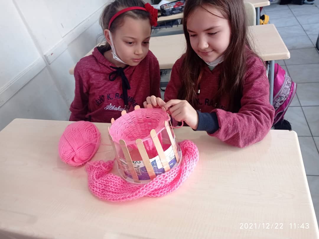 sehitrahmi's tweet photo. #bigep "Kardeşlik Sınır Tanımaz" projemiz kapsamında; 3A sınıfı Öğretmenimiz Ümit Aramaz öncülüğünde öğrencilerimiz,Kars Akkaya ilçesindeki kardeşleri, arkadaşları için kendi ördükleri atkıları ile onlara gönderecekleri hikaye kitaplarını hazırlıyorlar. #iyilikgüzellik #kardeşlik https://t.co/wKHYne746S