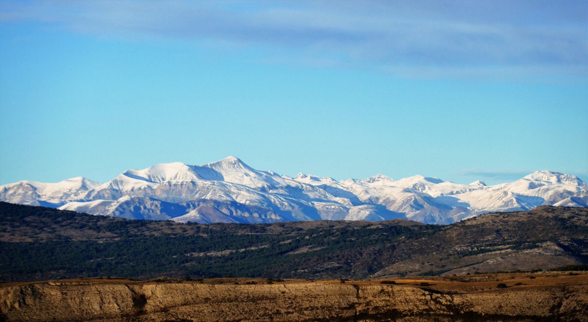 Voyages_France's tweet photo. Le #Mercantour vu depuis le plateau de #Caussols #alpesmaritimes #cotedazurfrance #prealpes #neige https://t.co/zgZJqOXSS7