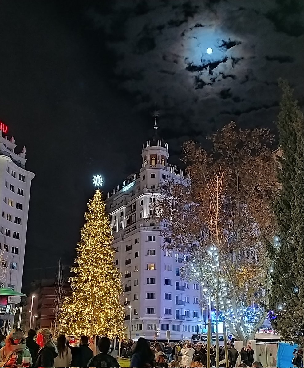 LovingMadrid_'s tweet photo. #plazadeEspaña #NavidadEnMadrid https://t.co/V4rEF3Ln7X