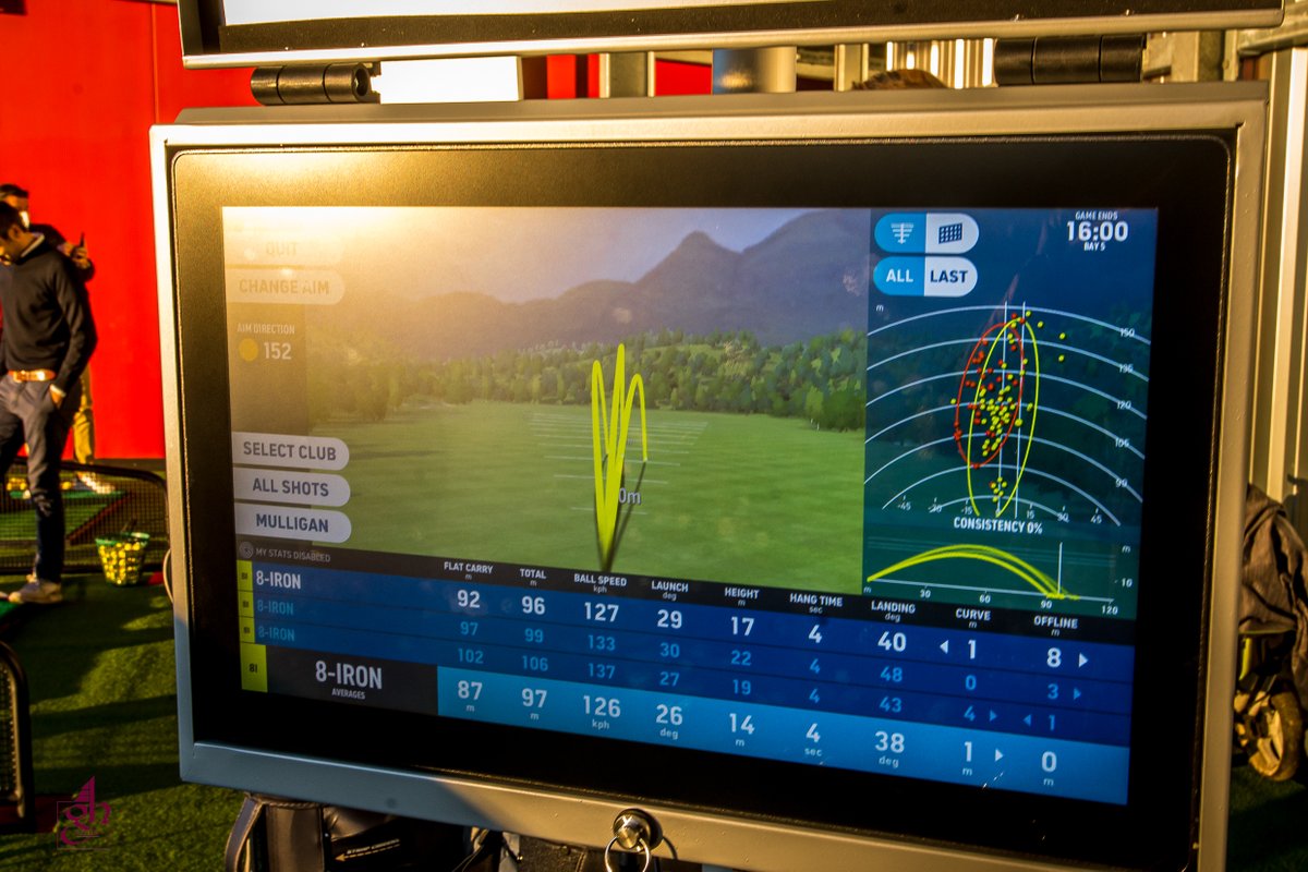 KempenseGolf's tweet photo. Benieuwd naar onze nieuwe driving range met Top Tracers? Een nieuwe oefenmethode, waarbij wordt getoond hoeveel meter (en hoe recht of krom 🤪) iedere bal vliegt. Deze balvlucht systematiek wordt ook gebruikt voor swinganalyses, golfspelen en clubfittings. Iedereen welkom! 🏌️ https://t.co/WX6sRlLO9Z