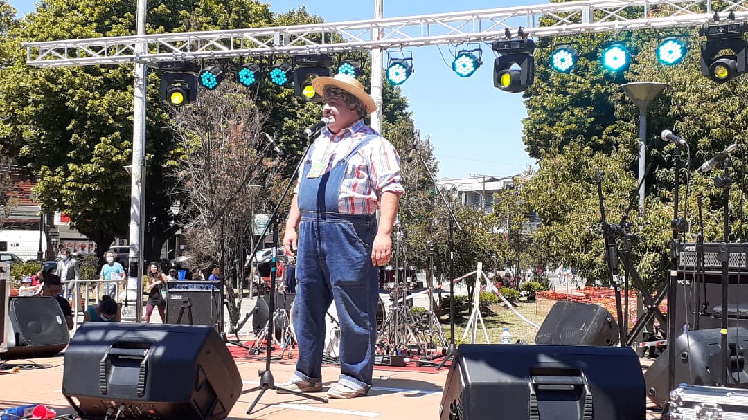 rrppcastro's tweet photo. El Huaso Filomeno se sumó a la parrilla de artistas que comparten de su tiempo para sumarse a la #Castroton e incentivar a la comunidad a que donen para alcanzar la meta y poder construir las viviendas destruidas por los mega incendios. #CastroMásSolidario #CastroSeLevanta https://t.co/qWY5fmpHHH