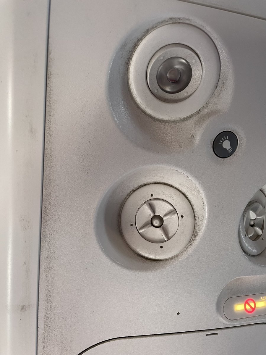 danielguerrat's tweet photo. @AirEuropa ¿y sí limpian sus aviones o nada más pretenden que lo hacen? Vuelo UX1516 del 22.12.2021 https://t.co/r0acRA0ucw