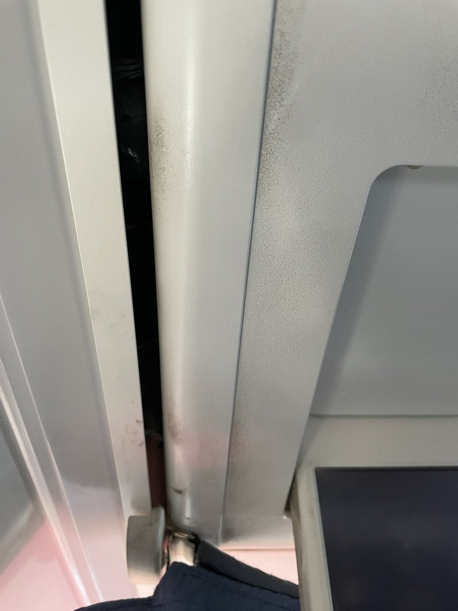 danielguerrat's tweet photo. @AirEuropa ¿y sí limpian sus aviones o nada más pretenden que lo hacen? Vuelo UX1516 del 22.12.2021 https://t.co/r0acRA0ucw