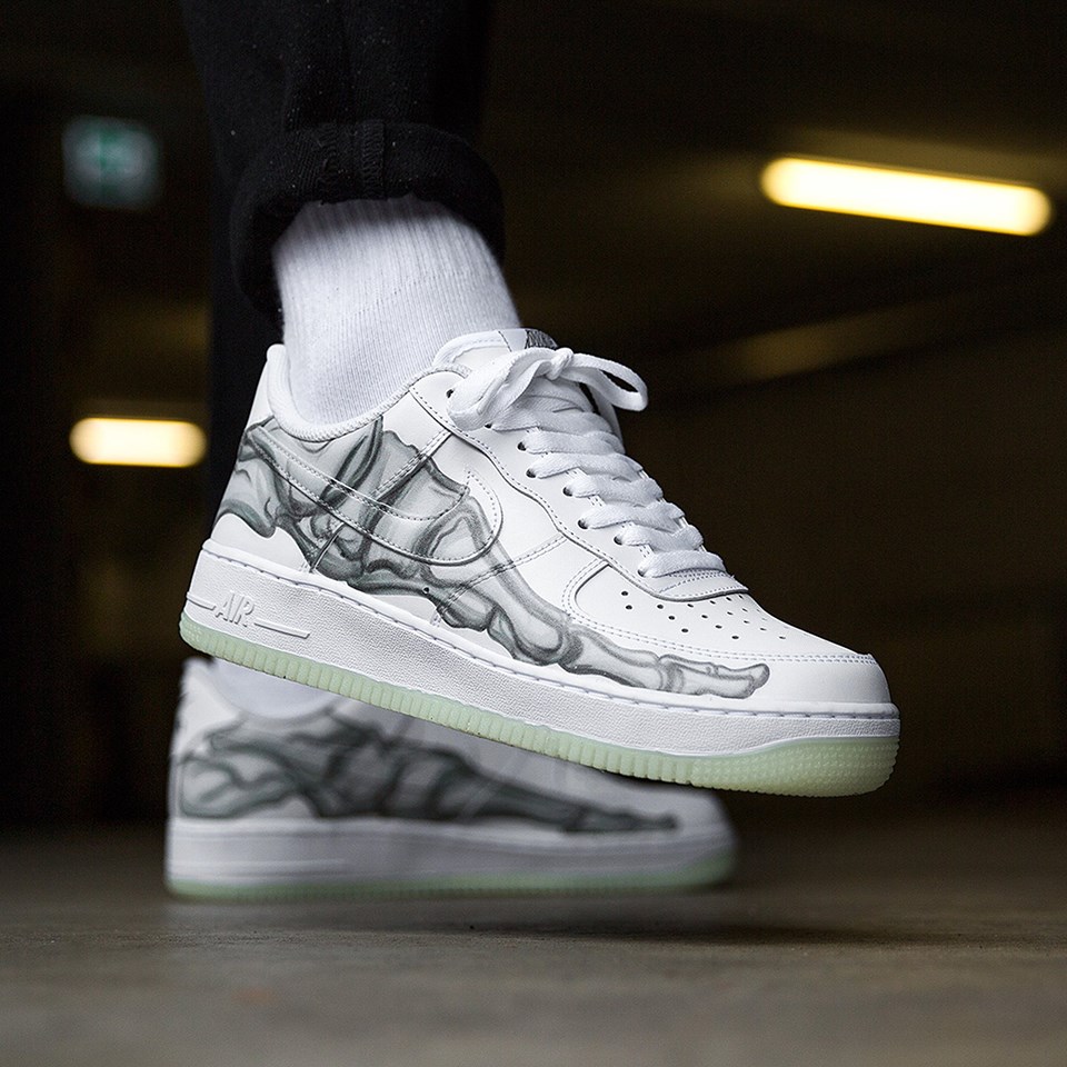 SamuelStorm's tweet photo. #21 sortie en 2018, cette première des quatres air force 1 "skeleton" white qui est ma préférée des quatres modèles sorties durant 4 années consécutives à l'occasion d'halloween et qui a permis de se démarquer des AF1 normales en adoptant ce dessin du squelette de votre pied.☠️🦶 https://t.co/IZQb9VNVXR