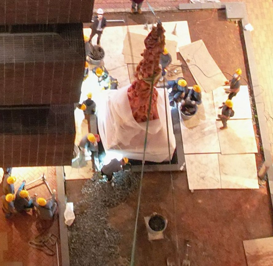 Galschiot's tweet image. The Pillar of Shame is getting demolished right now in Hongkong. The sculpture has been covered and is heavyly guarded so that no students can document what is going on. This is happening in the middle of the night in Hongkong. Im shoked. #Thepillarofshame😢