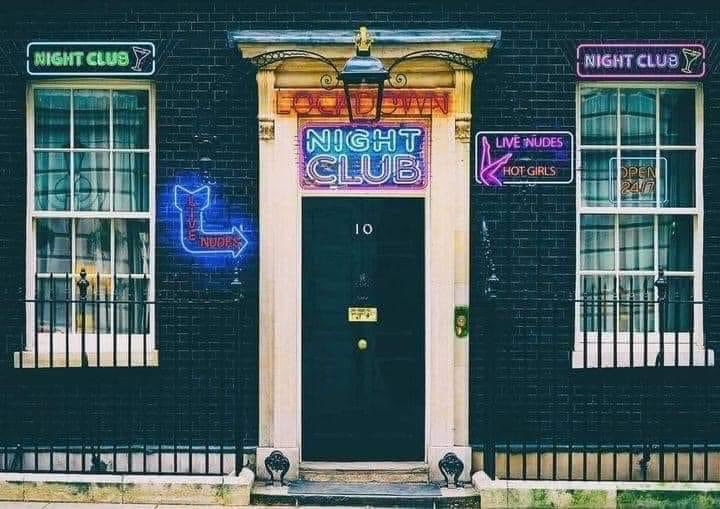 leelomax's tweet photo. Well that's new years eve party sorted 👌 #Number10Party #borisjohnson #MerryChristmas2021 #NewYear2021 https://t.co/0e5FsSXV7N