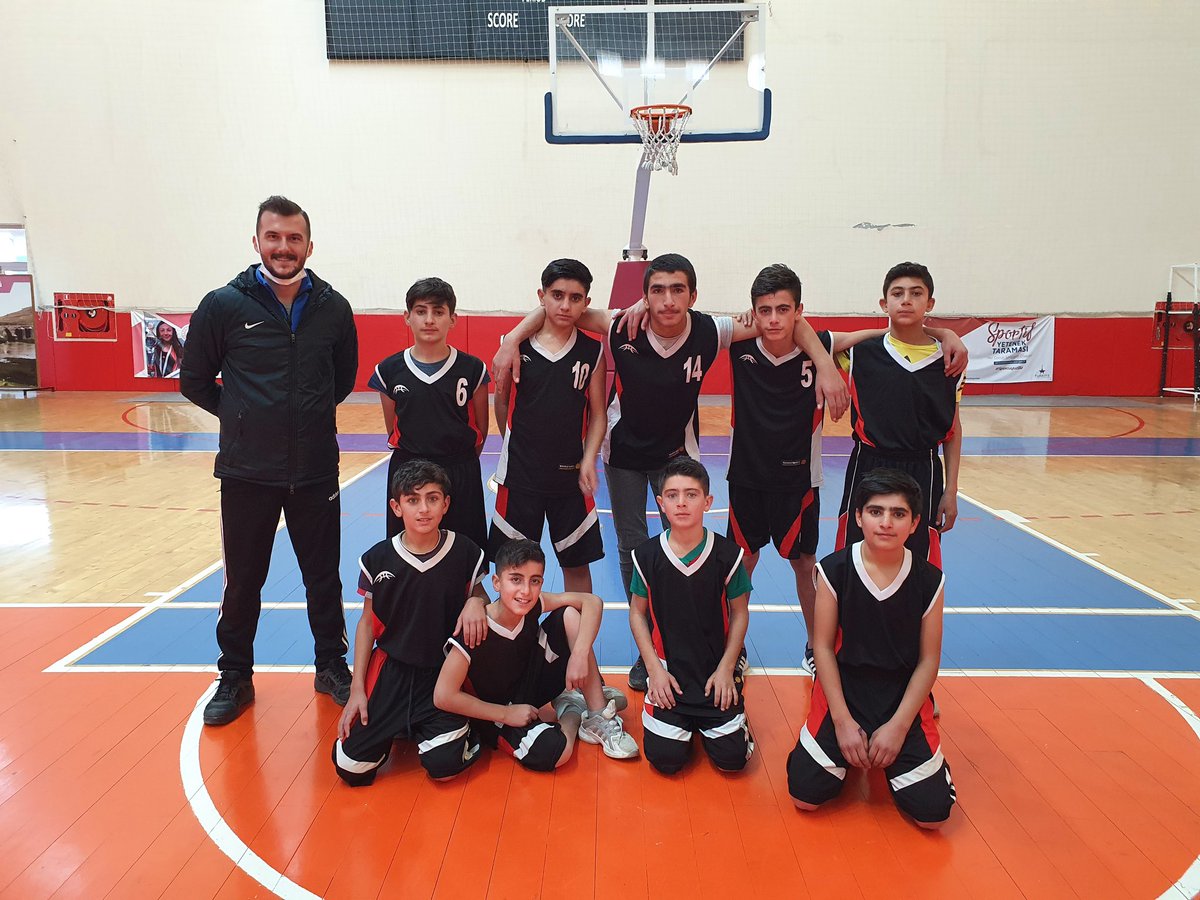 Okul sporları yıldız erkekler basketbol turnuvası grup aşamasının ilk maçında takımımız yediiklim kolejini 34-19 yenerek turnuvaya galibiyetle başladı. <a href="/Gbyknalcc/">Güher Sinem Büyüknalçacı</a> @yusufguzel0621 <a href="/Diyarbakirmem/">Diyarbakır İl Millî Eğitim Müdürlüğü</a> <a href="/CinarMEM21/">Çınar İlçe Milli Eğitim Müdürlüğü</a>