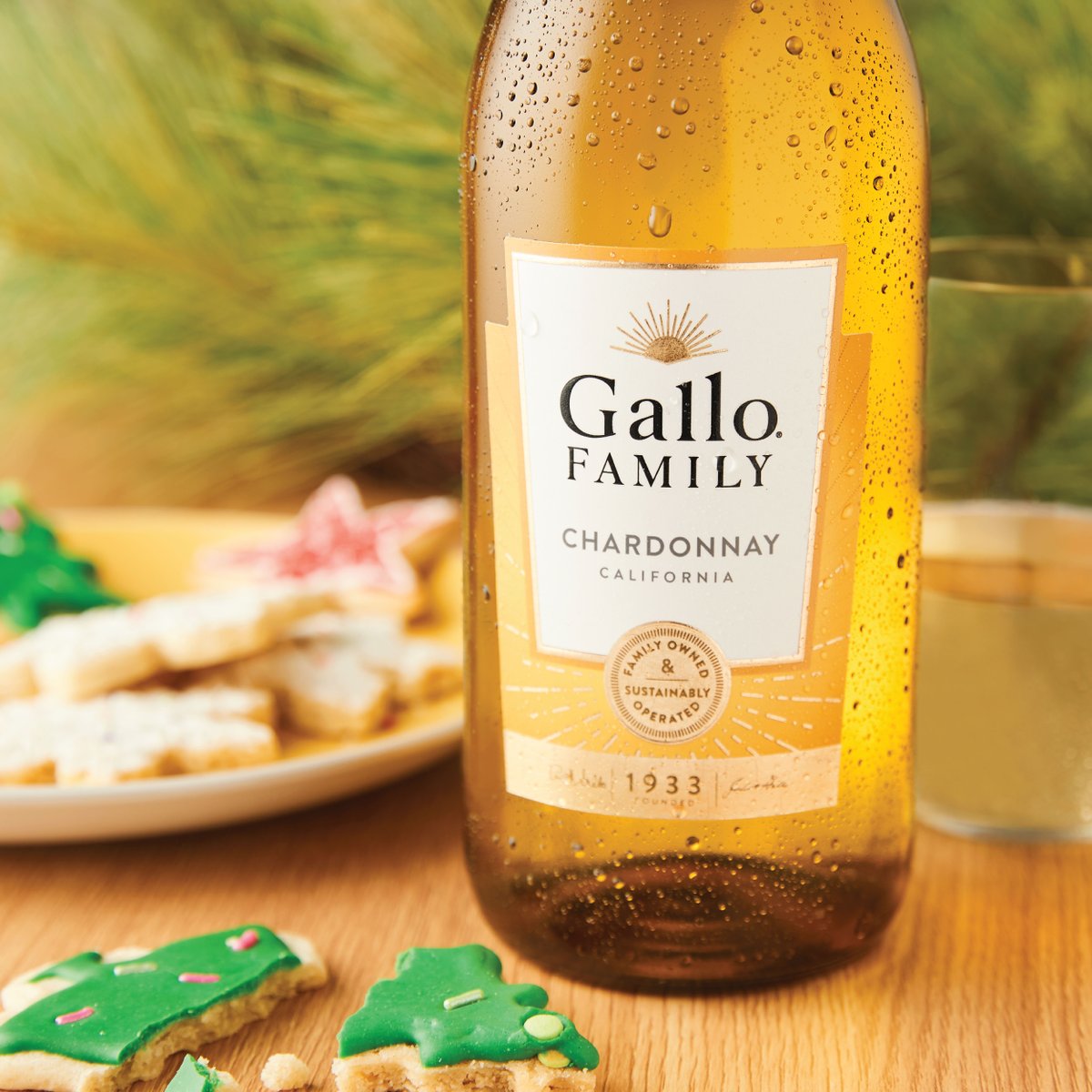 Chardonnay is a classic and pleasing as the winter holidays! Enjoy a glass while you snack on cookies and stay warm by the fire. 
#GalloFamilyVineyards
#Chardonnay
#WinterDays