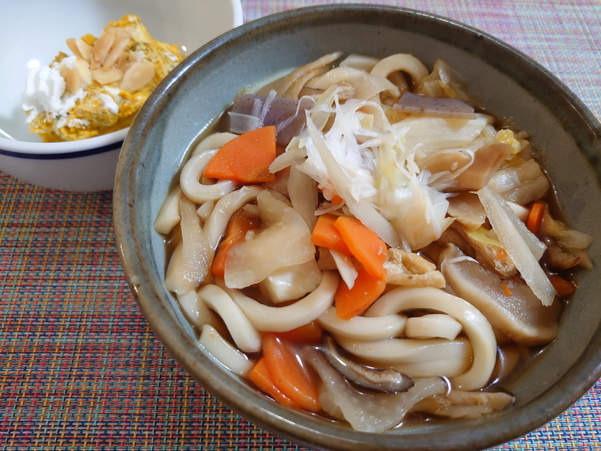ふくしまひろみ 今日は冬至 けんちんうどん かぼちゃサラダ ん がつくものを食べて 運気をあげると善きらしいので実践 本日の寒さに耐えられずけんちん汁の中にうどん投入 冬の七草のうち かぼちゃとにんじんとうどんを達成です 冬至