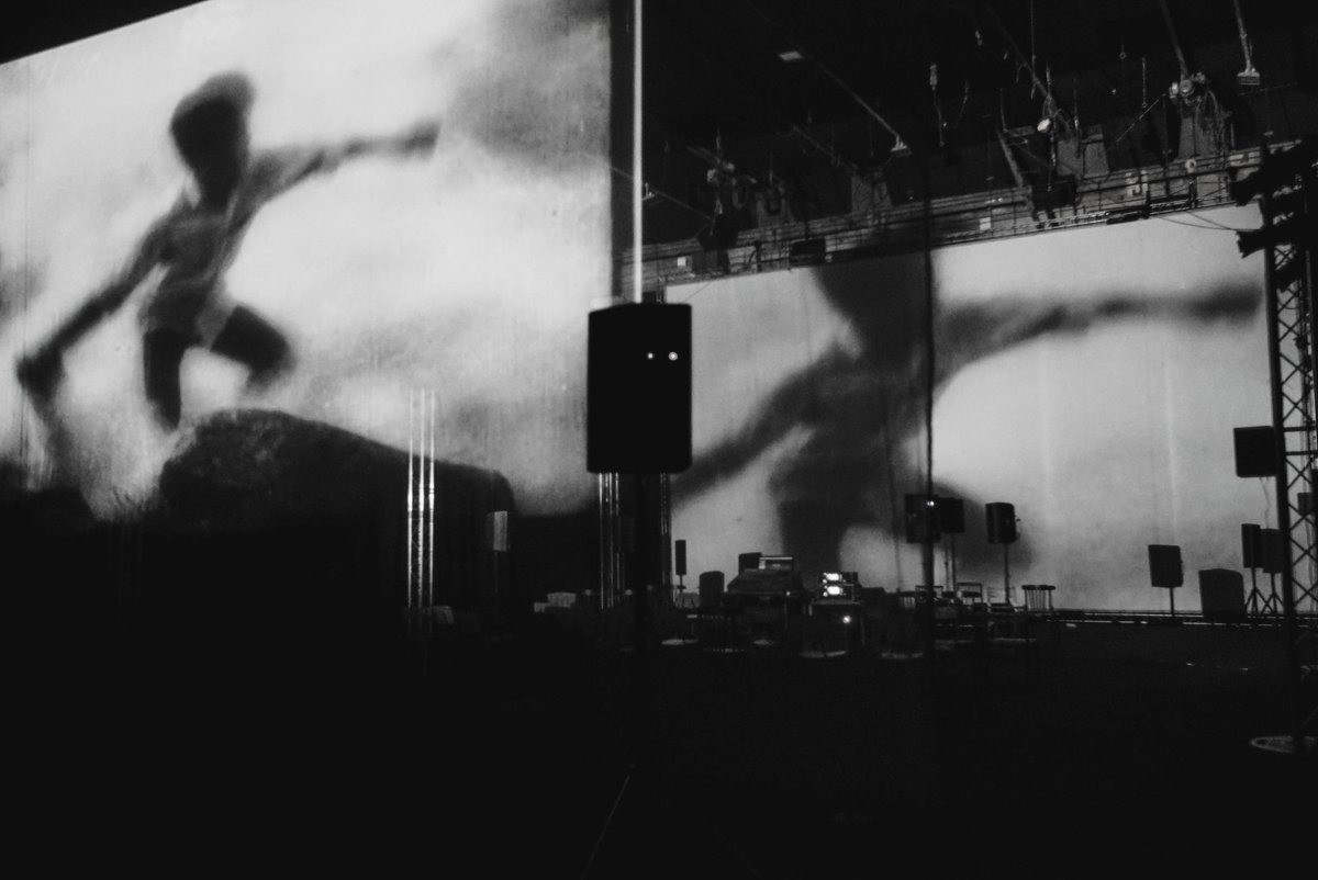nesterov61's tweet photo. SCHNITTKE LIVE (E+U): Вот что было вчера, и это было прекрасно. Дирижировали оркестром громкоговорителей 
Антон Яхонтов и Илья Symphocat - невероятно!
И абсолютно гениальная Дина Караман - видео и сценография. 
Сегодня продолжаем, в 19 и 21.
https://t.co/42fwOtDhVp https://t.co/XipT9bD8IN