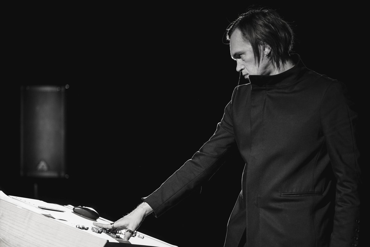 nesterov61's tweet photo. SCHNITTKE LIVE (E+U): Вот что было вчера, и это было прекрасно. Дирижировали оркестром громкоговорителей 
Антон Яхонтов и Илья Symphocat - невероятно!
И абсолютно гениальная Дина Караман - видео и сценография. 
Сегодня продолжаем, в 19 и 21.
https://t.co/42fwOtDhVp https://t.co/XipT9bD8IN