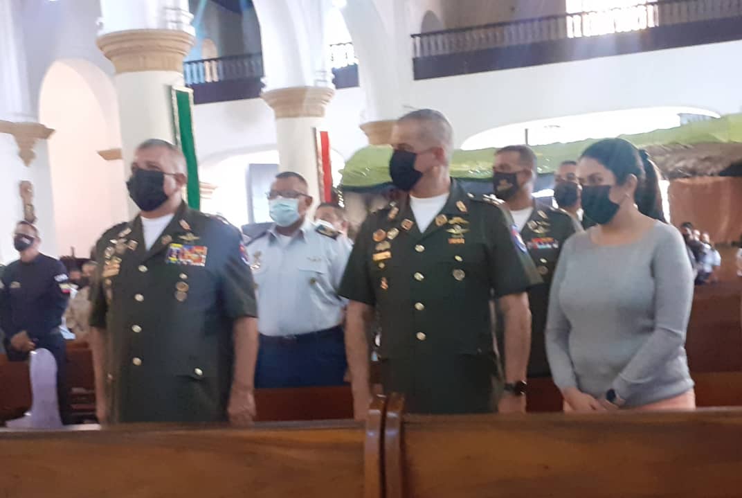 hospimilAragua's tweet photo. #22Dic || El GB. Sidual Alexis Pérez Escobar Director, asistió a la Misa de Aguinaldos con motivo a las fiestas decembrina y fin de año 2021, en la Catedral de #Maracay realizada por la @ZodiAragua3 en unión Civico-Militar Policíal.
#TiempoDeReconciliacion 
#RedSanitariaMilitar https://t.co/QXWIpAqrXh