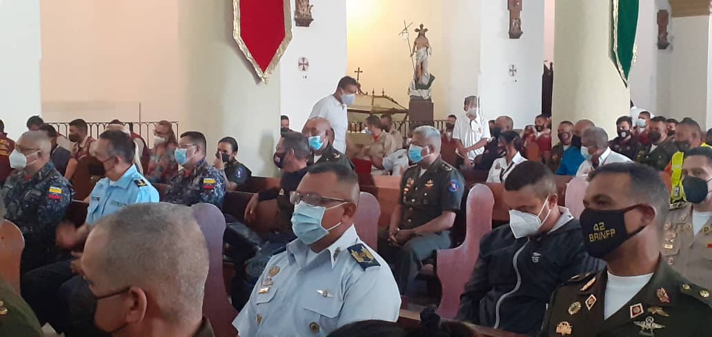 hospimilAragua's tweet photo. #22Dic || El GB. Sidual Alexis Pérez Escobar Director, asistió a la Misa de Aguinaldos con motivo a las fiestas decembrina y fin de año 2021, en la Catedral de #Maracay realizada por la @ZodiAragua3 en unión Civico-Militar Policíal.
#TiempoDeReconciliacion 
#RedSanitariaMilitar https://t.co/QXWIpAqrXh