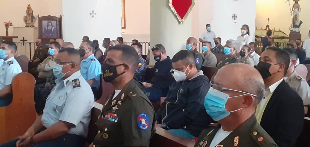 hospimilAragua's tweet photo. #22Dic || El GB. Sidual Alexis Pérez Escobar Director, asistió a la Misa de Aguinaldos con motivo a las fiestas decembrina y fin de año 2021, en la Catedral de #Maracay realizada por la @ZodiAragua3 en unión Civico-Militar Policíal.
#TiempoDeReconciliacion 
#RedSanitariaMilitar https://t.co/QXWIpAqrXh