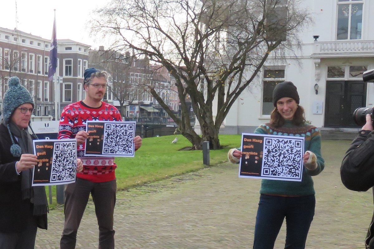 Vandaag lanceerden @Derk_Stegeman van @StekDenHaag en <a href="/DiaconieDenHaag/">Diaconie Den Haag</a> en Stephanie Roels van de Diaconie op Scheveningen samen met wethouder <a href="/kapteijns/">arjen kapteijns</a> de actie DEN HAAG GEEFT WARMTE. Doe mee en deel in je warmte! Voor meer informatie stekdenhaag.nl/warmte