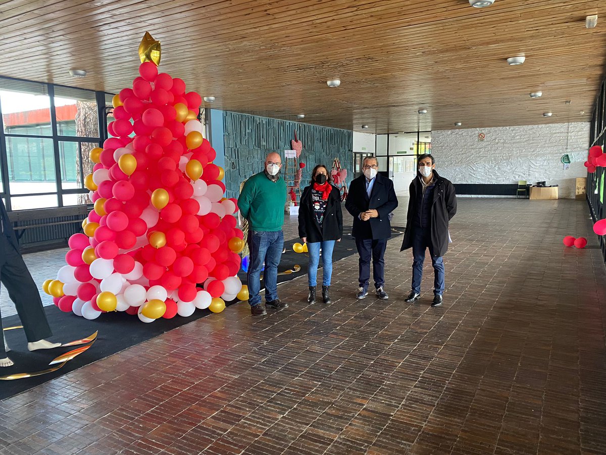 PedroPastorV's tweet photo. Vamos rematando diciembre con la recepción de lo recaudado en el Desayuno Solidario del  I.E.S. UNIVERSIDAD LABORAL
Un gran acto de solidaridad con @ContraCancerCAC de todo el alumnado, profesorado y personal no docente. 
Muchísimas gracias por tanto y Feliz Navidad 💚💫 https://t.co/I9YxRFG2xr