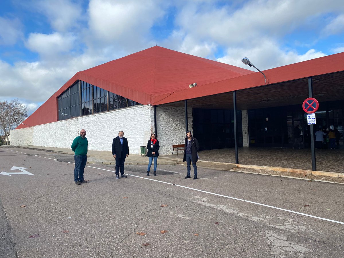 PedroPastorV's tweet photo. Vamos rematando diciembre con la recepción de lo recaudado en el Desayuno Solidario del  I.E.S. UNIVERSIDAD LABORAL
Un gran acto de solidaridad con @ContraCancerCAC de todo el alumnado, profesorado y personal no docente. 
Muchísimas gracias por tanto y Feliz Navidad 💚💫 https://t.co/I9YxRFG2xr