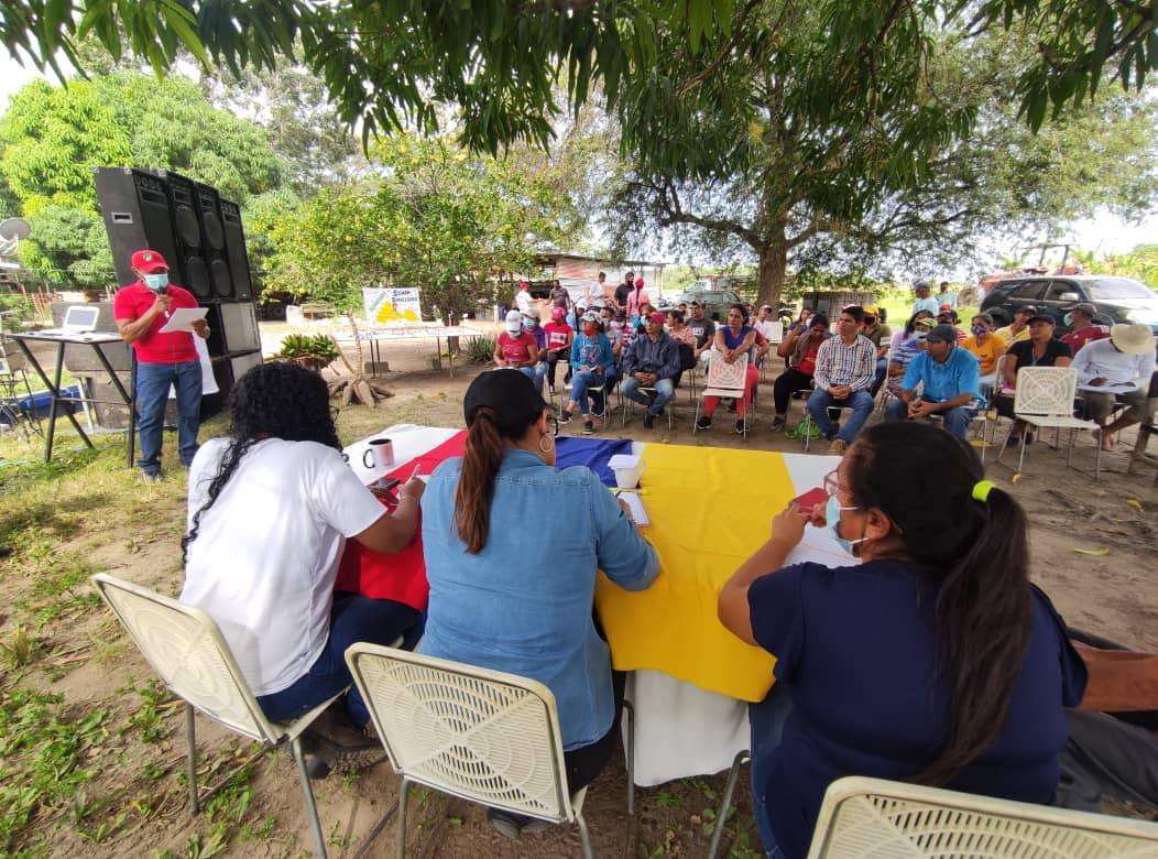 d_guzmanl's tweet photo. Hemos sostenido hermoso encuentro con las estructuras de nuestro @PartidoPSUV  en el Mcpio. Rojas parroquia Simón Rodríguez del Estado #Barinas  en Victoria con @jaarreaza 
Los campesinos y campesinos sellando compromiso de esperanza. https://t.co/VQDWnW2Mf2