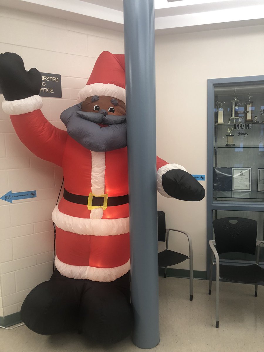 PrairieRoseWSD's tweet photo. A special welcome at each cohort door for the students at Prairie Rose school on their last day of school before winter break. Wishing all our families a peaceful and safe holiday! https://t.co/OCFm3HLomk