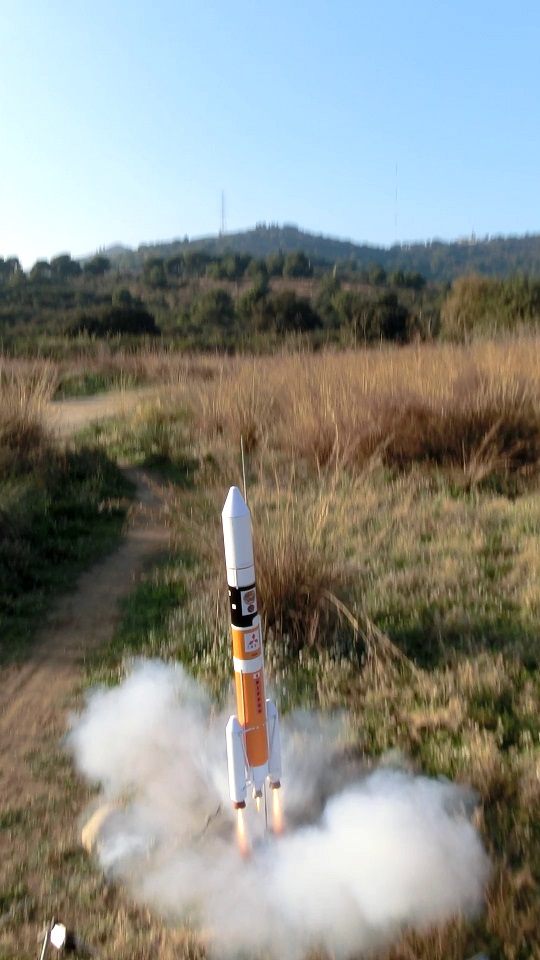 SpaceHolgar's tweet photo. While we are waiting for the #H2AF45 launch with an #Inmarsat #comsat here are some images of a launch of a 3 motor #H2A model dedicated to the #H2AF26 launch in 2014. Enjoy the video at: https://t.co/5trNinP0hL 
#minilaunchers 🚀 
All the best for the big #H2AF45 launch today! https://t.co/wPEwEwWMQP