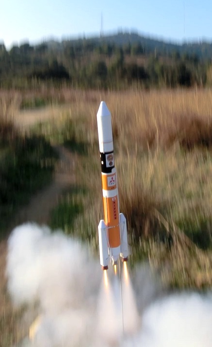 SpaceHolgar's tweet photo. While we are waiting for the #H2AF45 launch with an #Inmarsat #comsat here are some images of a launch of a 3 motor #H2A model dedicated to the #H2AF26 launch in 2014. Enjoy the video at: https://t.co/5trNinP0hL 
#minilaunchers 🚀 
All the best for the big #H2AF45 launch today! https://t.co/wPEwEwWMQP
