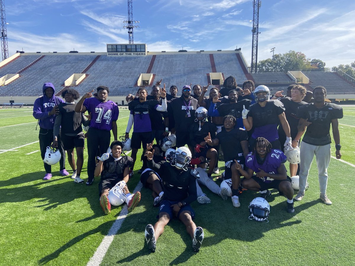coachbailey_abc's tweet photo. 2021 DBs and LBs!  Love this group!  Can’t wait to get back to work! 
#959crew! #BuffUp! https://t.co/9l7OQK8Q7W