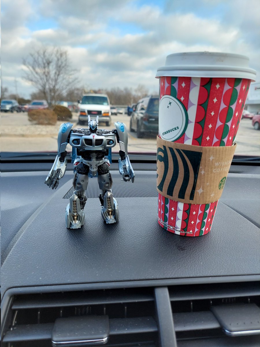 Ironhidensh's tweet image. Just a gentle reminder that this crackin lil bitch is one of the best transformers figures made in the last decade. Fight me. #deskbot #dashbot #robotswithcoffee @RwCJesse @robotswcoffee