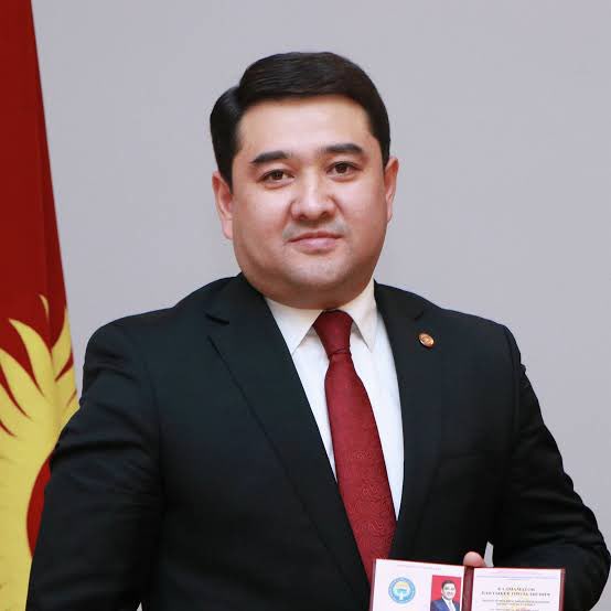 Калмаматовду камоо айдан ачык эле саясий куугунтук!
Башка оппозиция өкүлдөрүнө: каршы сүйлөсөң иш таап, камайм деген ишарат!

Акыркы маалда оппозициядан үнү катуурак чыккан, көзгө сайып бийликтин кемчилигин айткан, Бактыбек Калмаматов болуп жаткан.
Калмаматовго Боштондук!