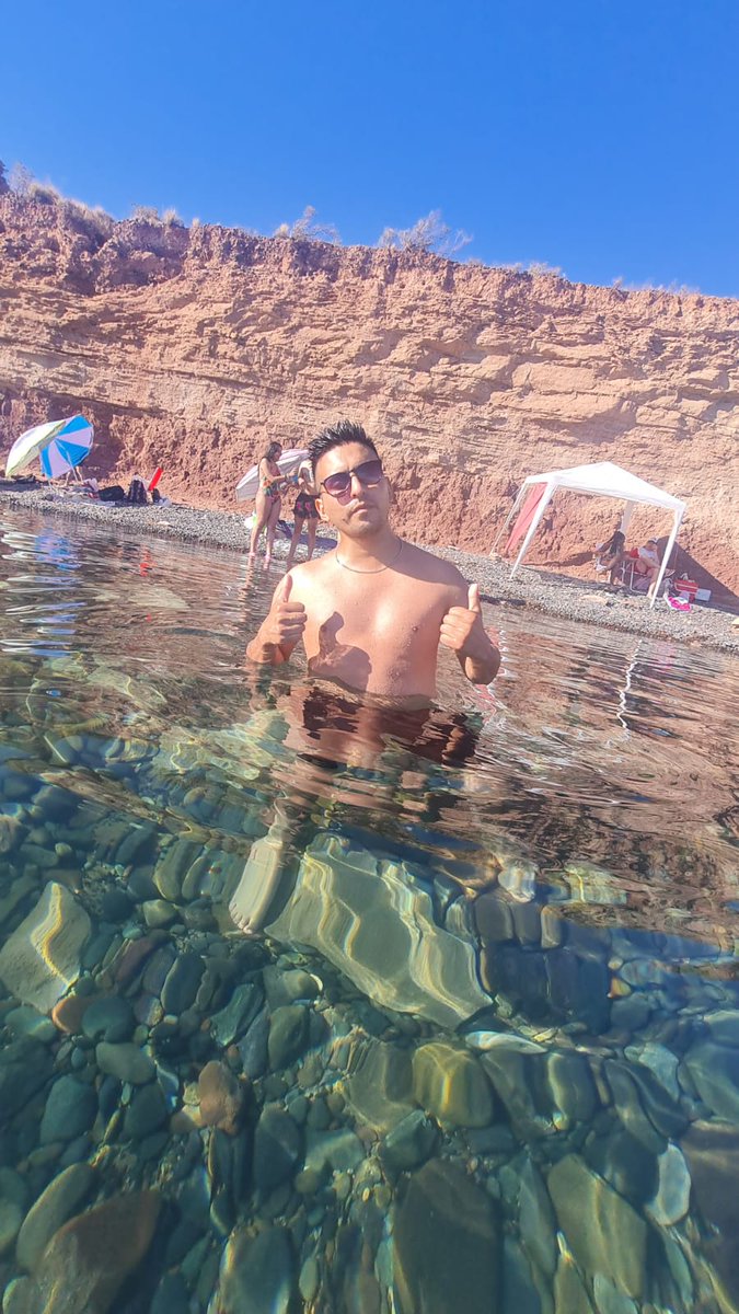 #BuenMiercoles 
Si la vida te da la espalda... Soplale el culo.