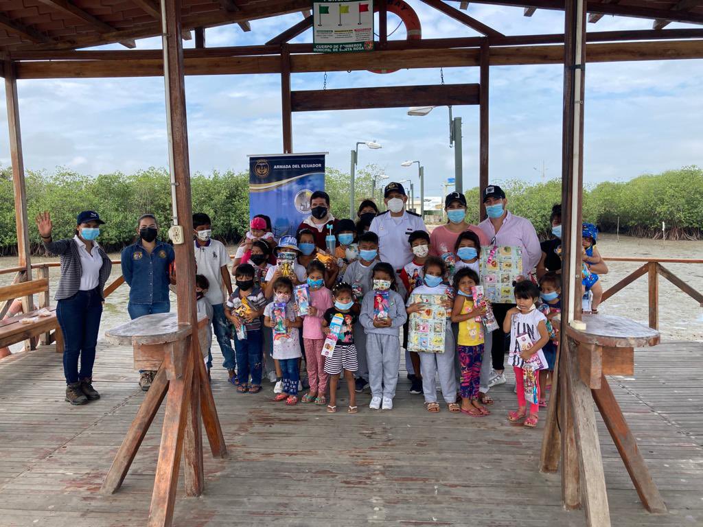 armada_ecuador's tweet photo. #ElOro |Capitanía de Puerto Bolívar, Batallón de Infantería de Marina Jambelí en coordinación con la Dirección General de Intereses Marítimos entregaron juguetes y fundas de caramelos a niños y niñas de las comunas del archipiélago de Jambelí. #UCSORO https://t.co/438OqxeMbA