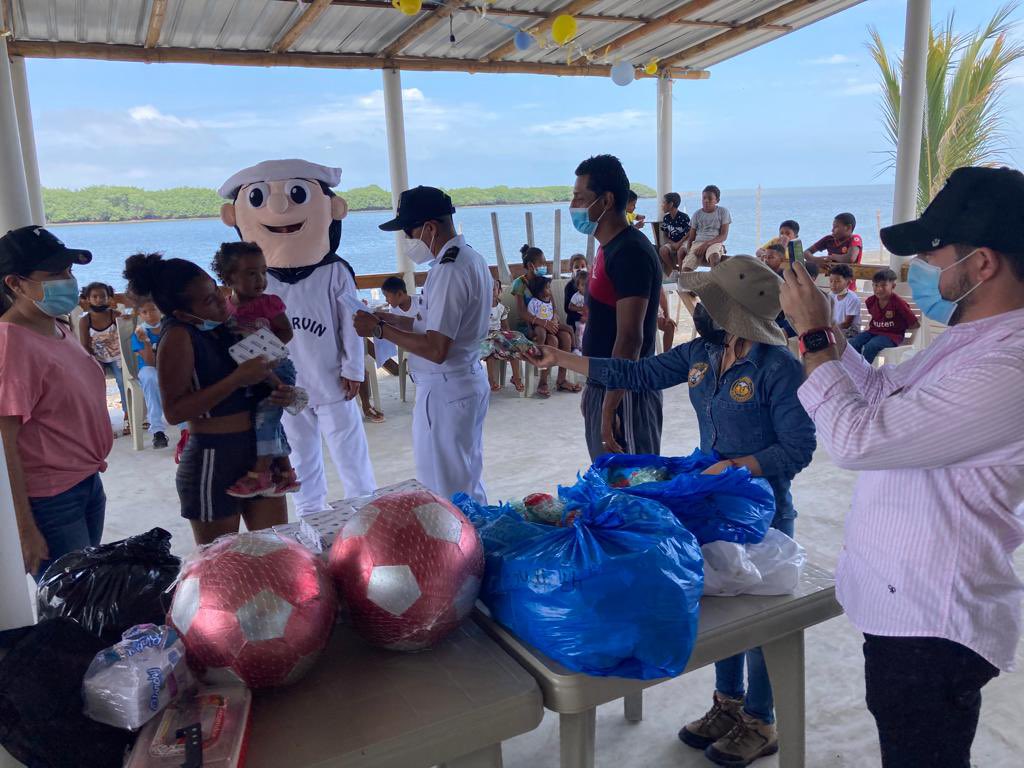 armada_ecuador's tweet photo. #ElOro |Capitanía de Puerto Bolívar, Batallón de Infantería de Marina Jambelí en coordinación con la Dirección General de Intereses Marítimos entregaron juguetes y fundas de caramelos a niños y niñas de las comunas del archipiélago de Jambelí. #UCSORO https://t.co/438OqxeMbA