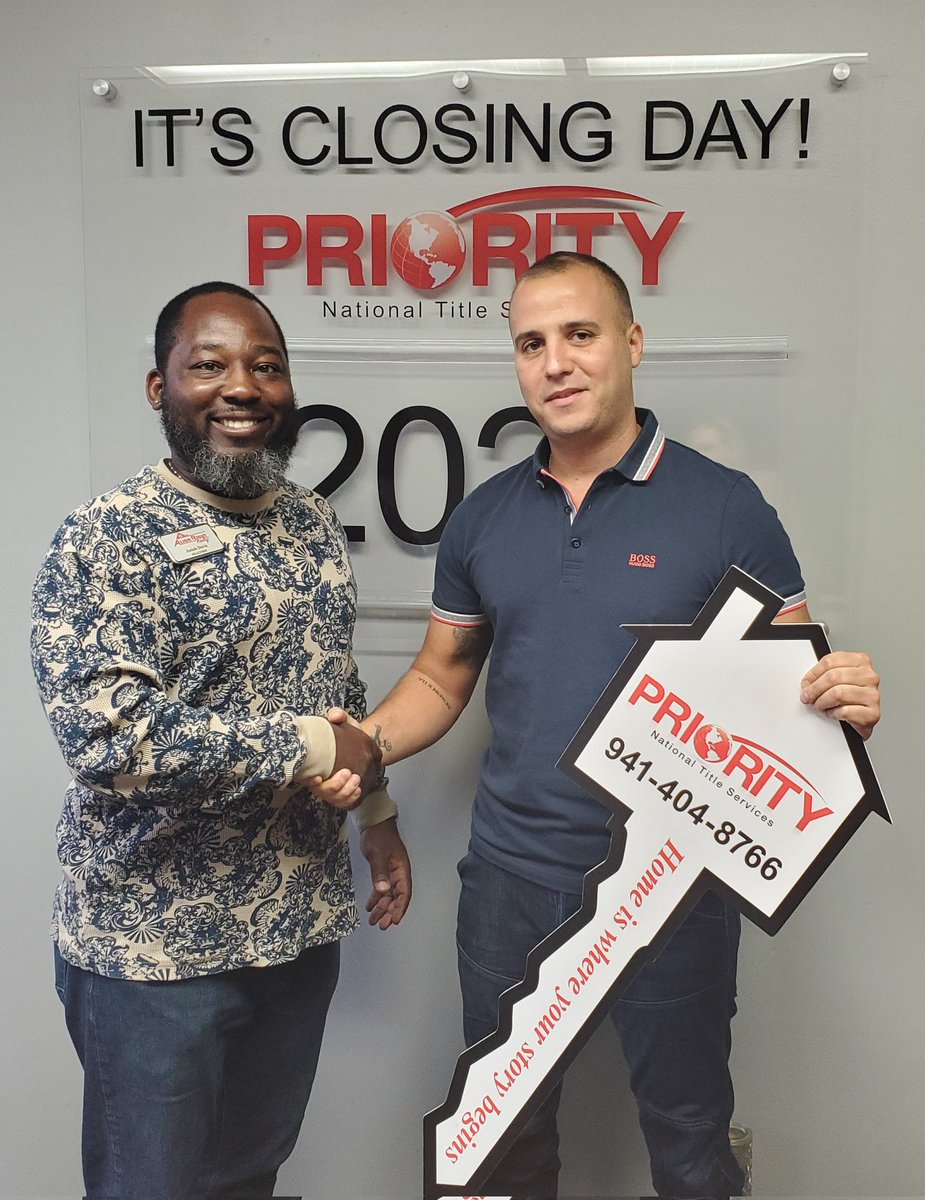 coach_Jo_Davis's tweet photo. Perfect gift right before the Holidays.
First Time Home Buyer getting the 🔑 to his new 🏡!
We put a game plan together and it worked out.
Who's next? Call Coach today!
#callcoach #teamdavissells #alignrightriverview #realestategoals #mortgageloanofficer #whosnext #share https://t.co/j6V2qIZjBH