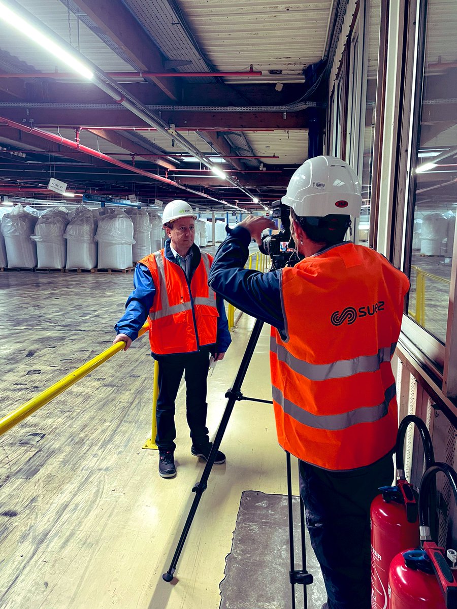 AnaisPorcheret's tweet photo. 📹Tournage sur notre usine @suezFR Plastiques Atlantique à Bayonne♻️ Explications d’ @OlivierVILCOT sur la filière plastique et les différentes étapes du process de l’usine. Bientôt à la TV 📺 #publicsenat https://t.co/m1lg0qs2Sc