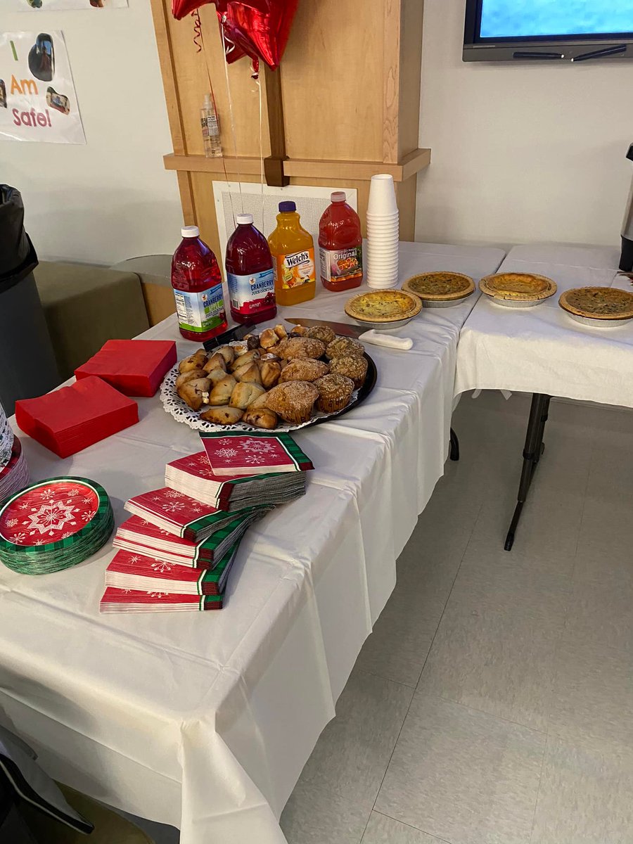 PrincipalKim's tweet photo. I love to do things for my staff, especially at this time of the year, so we had a yummy breakfast for their last full day before the break! #principalsinaction #foodwin #staffbreakfast #happyholidays https://t.co/MI8oDhWxK8
