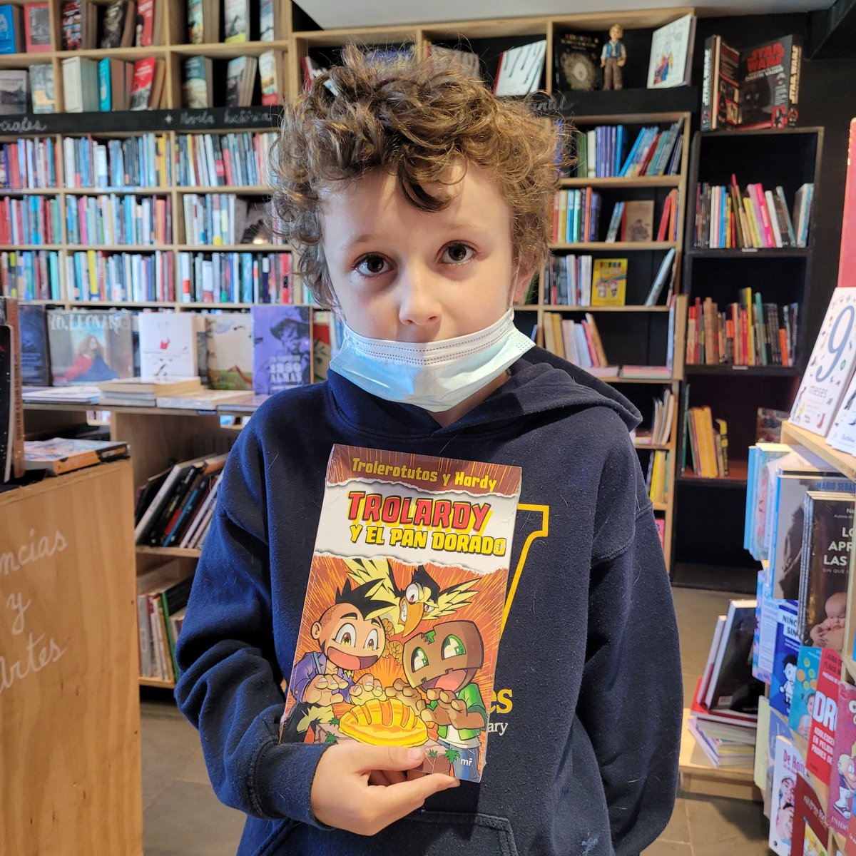 Estamos muy felices por nuestro
gran amigo fanático de los libros y de Trolardy y el pan
dorado de Trolerotutos Y Hardy. Esperamos que
vuelva pronto y busque nuevas aventuras que leer. Un
gran abrazo para él.