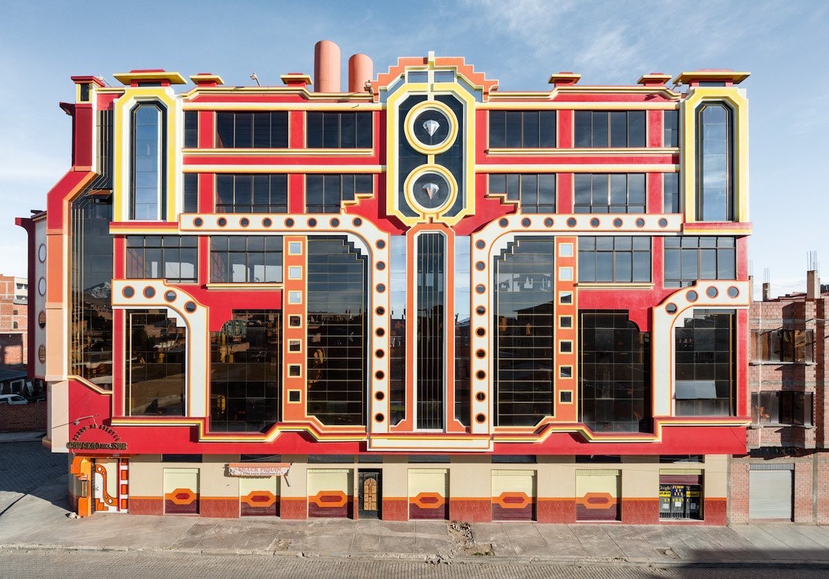 nyeusi_waasi's tweet photo. The single greatest and most fascinating “futurist” architecture movement in the world right now is happening in Bolivia, where national prosperity and a dedication to works for the poor and public housing led to an explosion of colorful styles inspired by Aymara Indian art. https://t.co/iADd5AWpTW