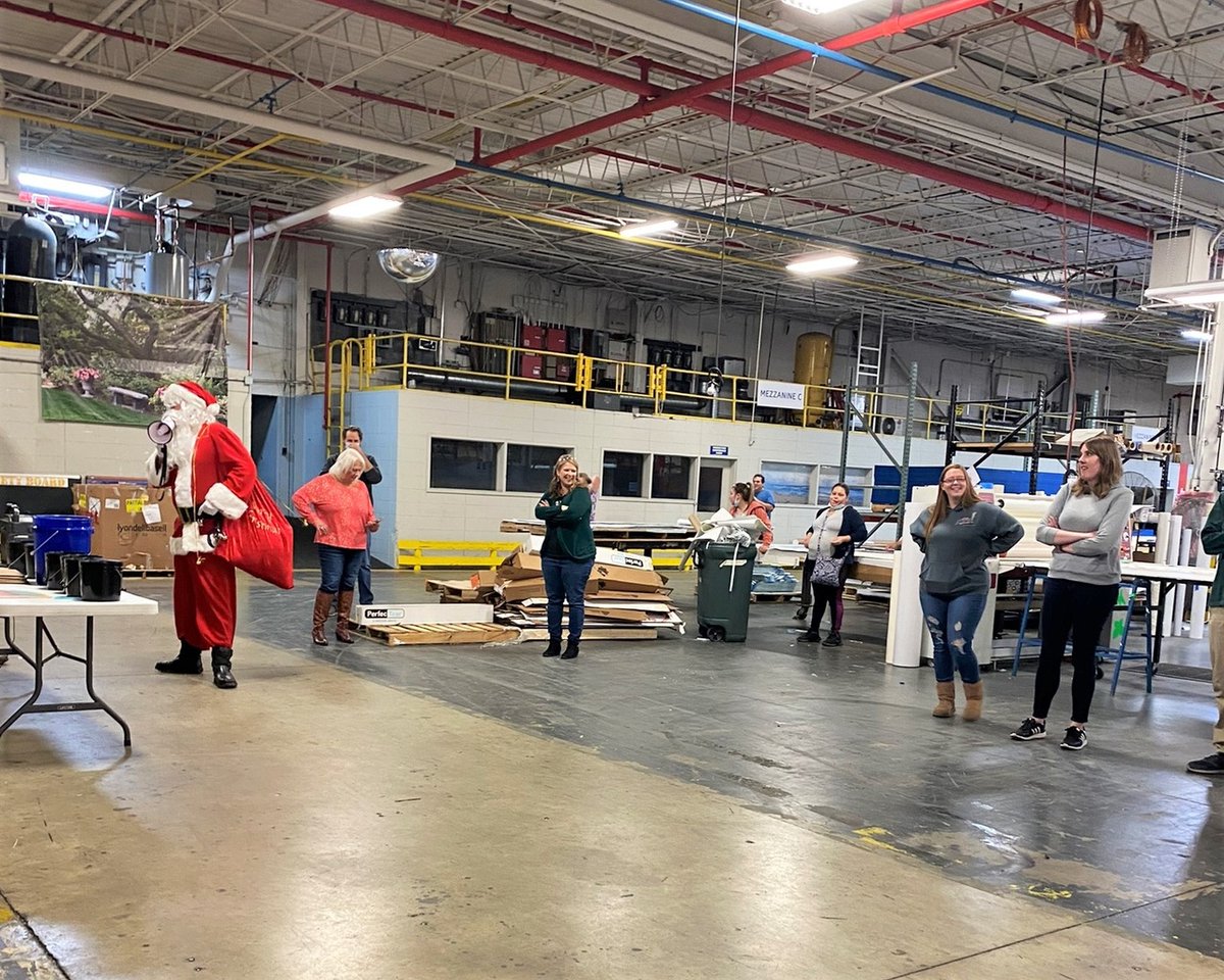 PrattVisual's tweet photo. We had a special visitor help deliver the prizes at our raffle!🎅 Funds raised through this annual event go to our internal charity to help staff in need.

Thank you to the our wonderful vendors and team members who donated, and congratulations to the winners!😀 https://t.co/EaqVez55tE