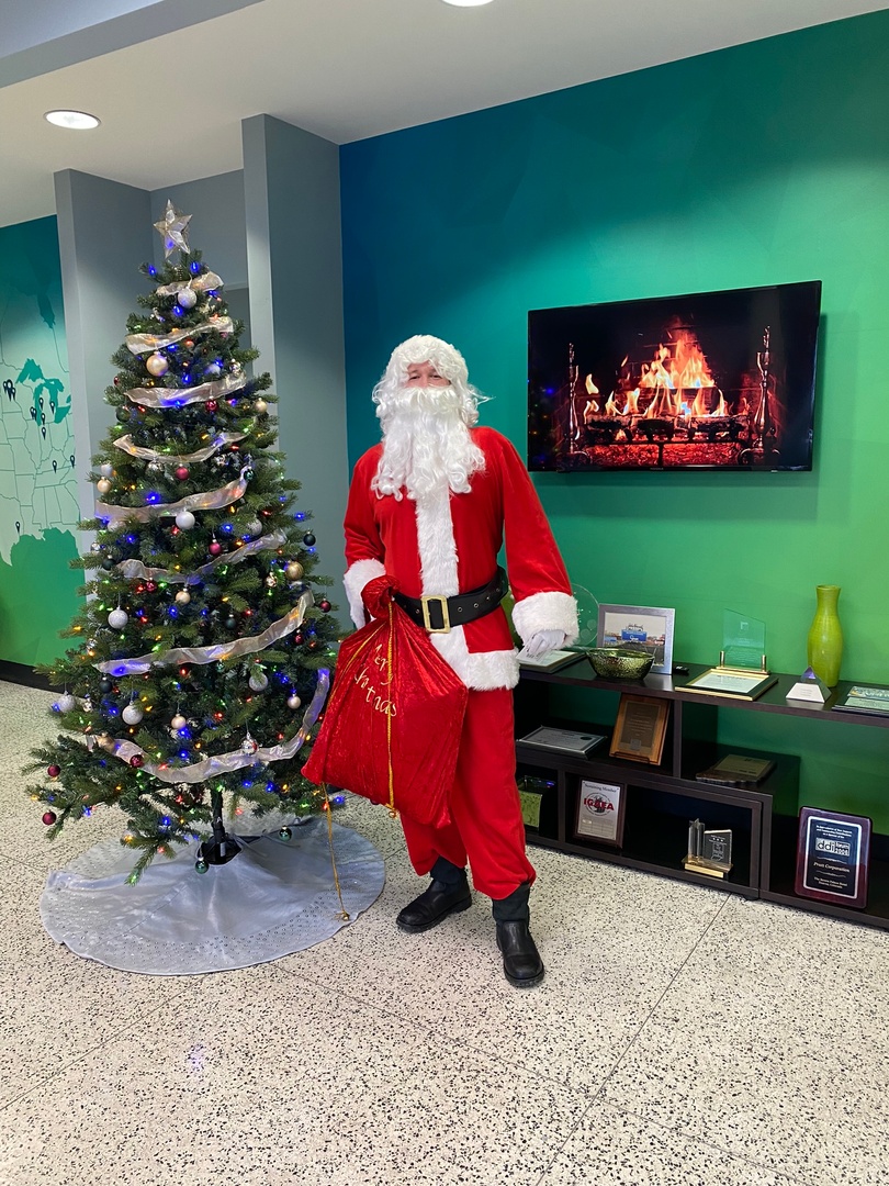 PrattVisual's tweet photo. We had a special visitor help deliver the prizes at our raffle!🎅 Funds raised through this annual event go to our internal charity to help staff in need.

Thank you to the our wonderful vendors and team members who donated, and congratulations to the winners!😀 https://t.co/EaqVez55tE