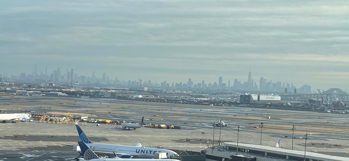 EWR - “The View” a cloudy day, yes, but one can never get enough of this view! ⁦@weareunited⁩ ⁦@BEINGUNITED1⁩ ⁦⁦@UA_Ramp_Proud⁩ ⁦@HendyGeorge⁩ ⁦@rodney20148⁩ ⁦@JohnK_UA⁩ ⁦@PhillGriffiths1⁩