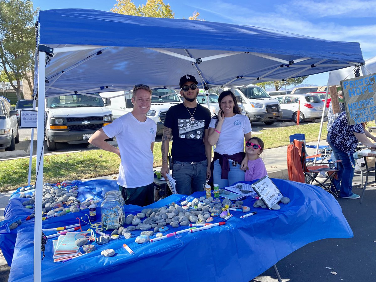 StartsWithHope_'s tweet photo. Meet some of our team members, Zach and Jessica with volunteers Andrew and Gen at Project Hope! Want to know more about who we are and what we do? Committed to helping homeless youth, check out https://t.co/vlQwRx4jkb for more info! 

#startswithhope #projecthope #volunteer https://t.co/DZm8StEVKr