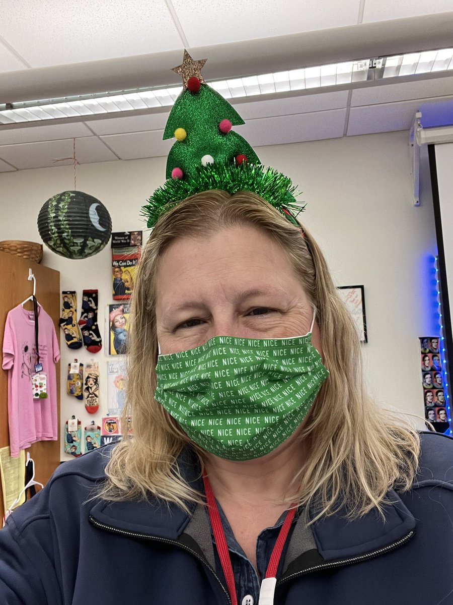 LMarenda's tweet photo. Holiday headwear day at SHS. #OneMoreWakeUp #HolidaySpiritWeek2021 #WeAreSalem @_SalemHigh_ https://t.co/ZK8B0ctQxO