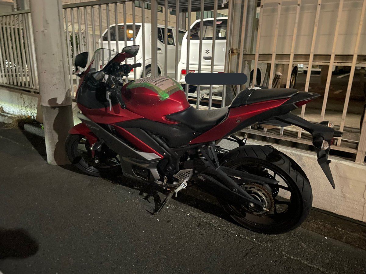 どなたかR25盗まれた方いますかね？
ナンバーもついてません。
違法駐車貼紙からして2ヶ月前から放置されてて、知り合いがずっと気にかけてたので、ツイートしときます。