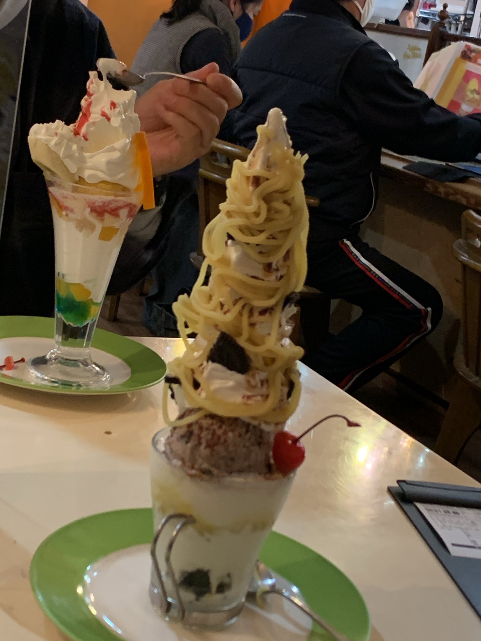 Ai O 鳥栖のカフェドブルーでモンブランパフェ頼んだらとんでもないのが出てきた メニュー写真はこの半分くらいだったのに笑 カフェドブルー T Co B5sm3rzcil Twitter