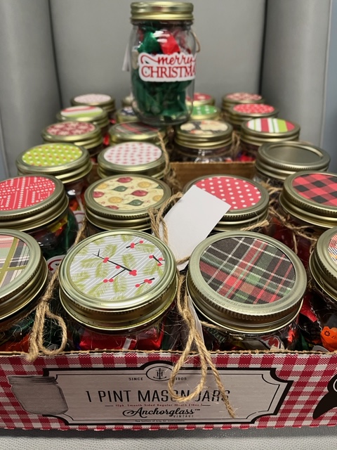 Caring_House's tweet photo. Donna stayed at #CaringHouse for multiple weeks in 2019. Yesterday she surprised us with a visit and provided lunch, chemo caps, and mason jars filled with holiday treats for our guests. Thank you, Donna! #family #homeawayfromhome https://t.co/OZFXEXHroN