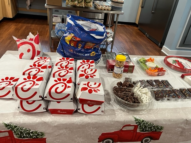 Caring_House's tweet photo. Donna stayed at #CaringHouse for multiple weeks in 2019. Yesterday she surprised us with a visit and provided lunch, chemo caps, and mason jars filled with holiday treats for our guests. Thank you, Donna! #family #homeawayfromhome https://t.co/OZFXEXHroN
