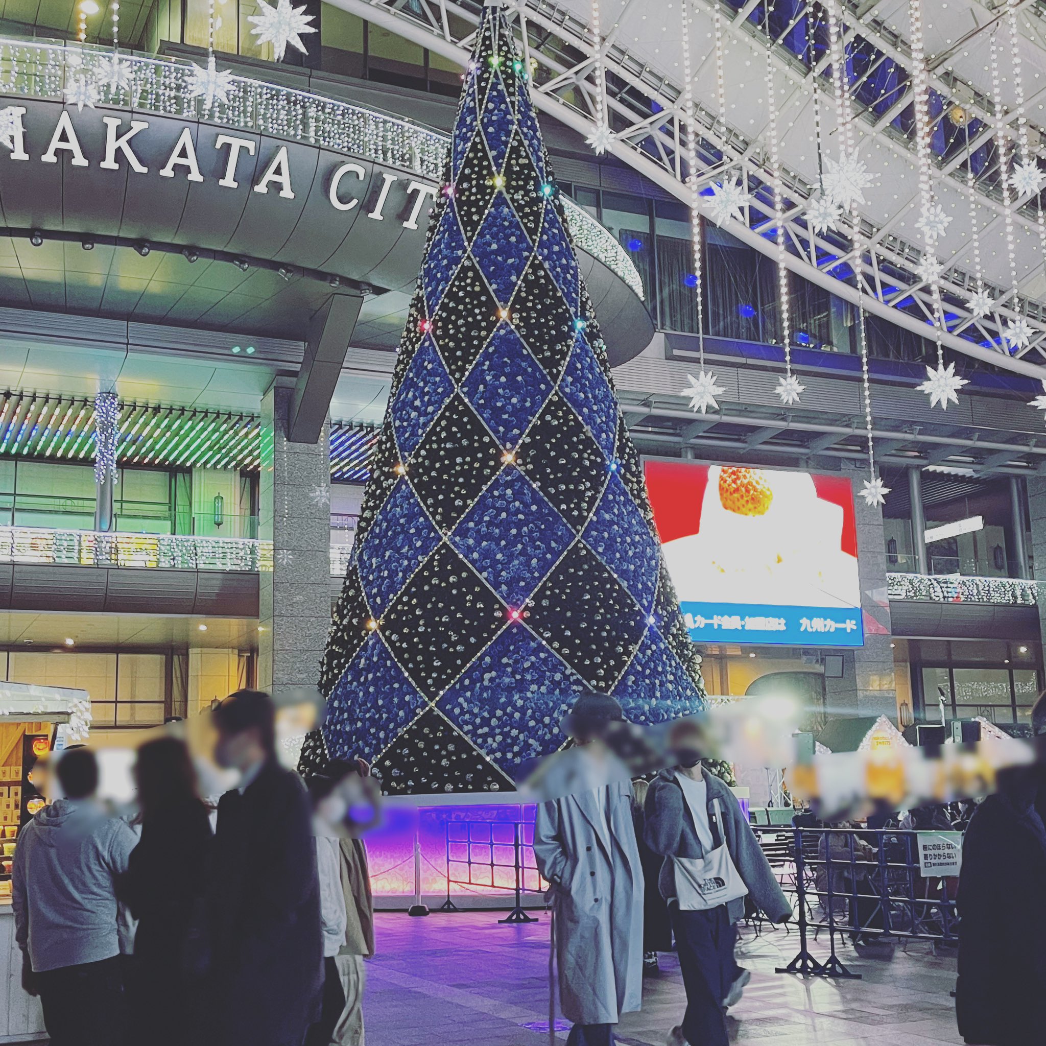 V系bar Requiem Requiemオープンしてます クリスマスも近づいてきましたね 博多駅のクリスマス ツリーがすごく大きくて人で賑わっていました 今週24 金 25 土 はクリスマスイベントするので是非 本日のスタッフ シキ 桜雅 涼 ゆら ひなた