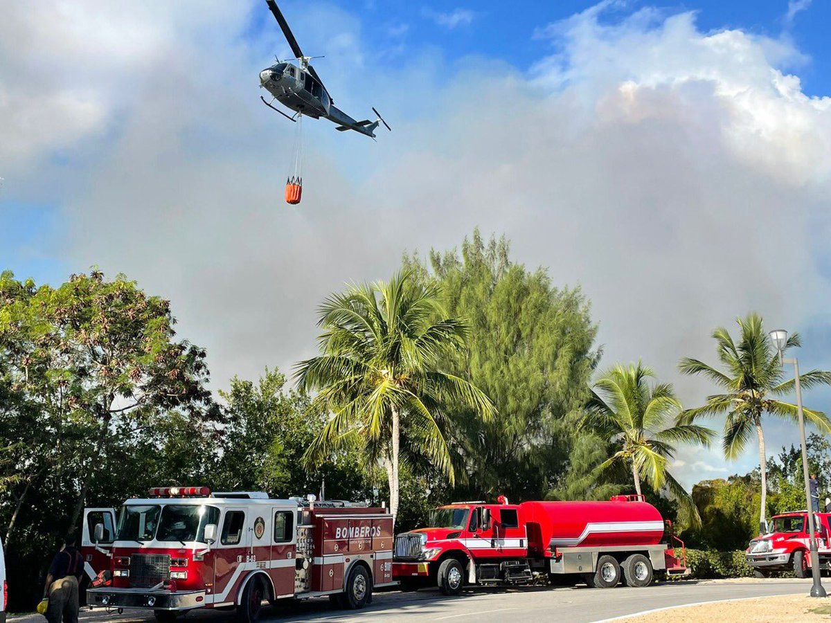 Sistema911_RD's tweet photo. #Noticias911 | Informamos que asistimos un incendio registrado la noche de ayer martes, en un área forestal de Cap Cana.
En la escena participaron 21 unidades de #Bomberos, 1 de @SNSRDO, 6 unidades de @RDMOPC y el equipo de #drones911 brindaron apoyo. https://t.co/OPbJvxxz0w