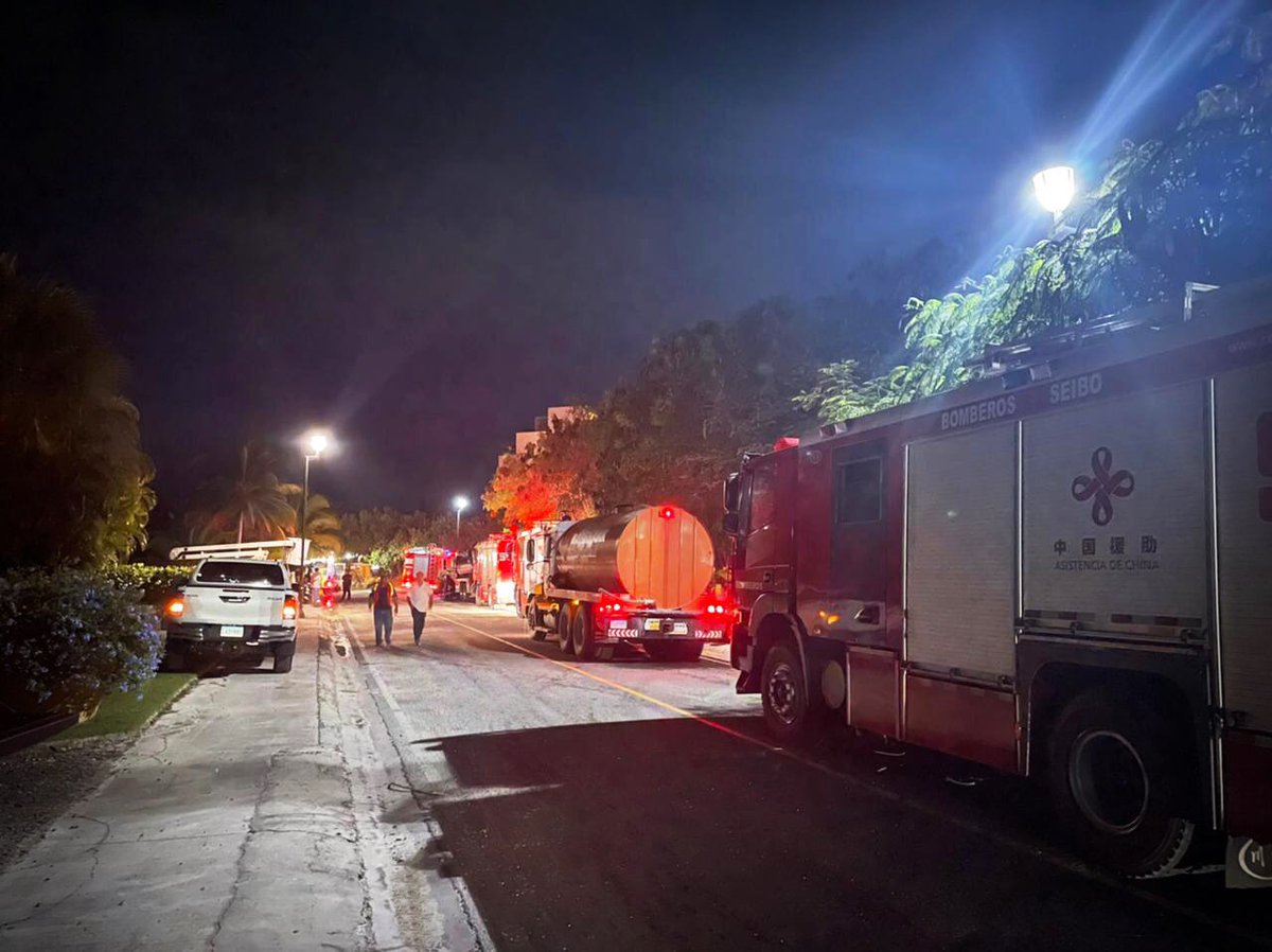 Sistema911_RD's tweet photo. #Noticias911 | Informamos que asistimos un incendio registrado la noche de ayer martes, en un área forestal de Cap Cana.
En la escena participaron 21 unidades de #Bomberos, 1 de @SNSRDO, 6 unidades de @RDMOPC y el equipo de #drones911 brindaron apoyo. https://t.co/OPbJvxxz0w